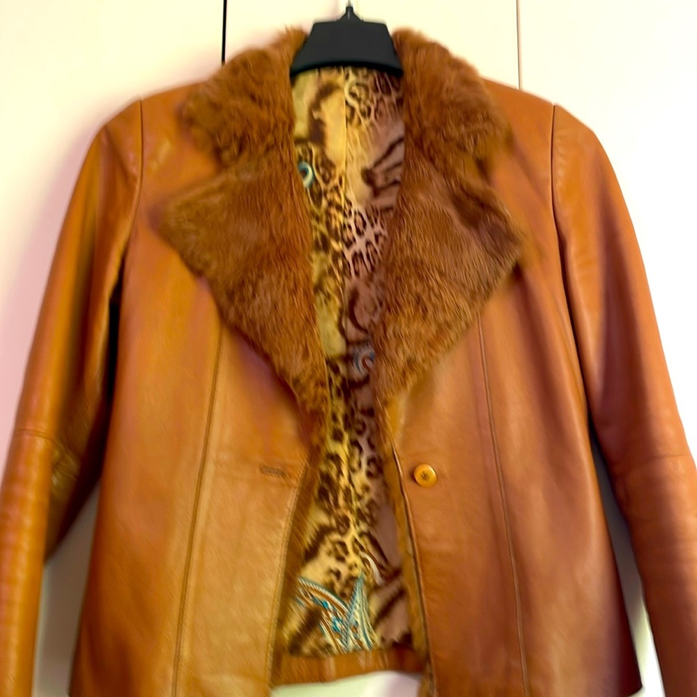 Beautiful leather jacket, excellent condition, no visible marks or scratches